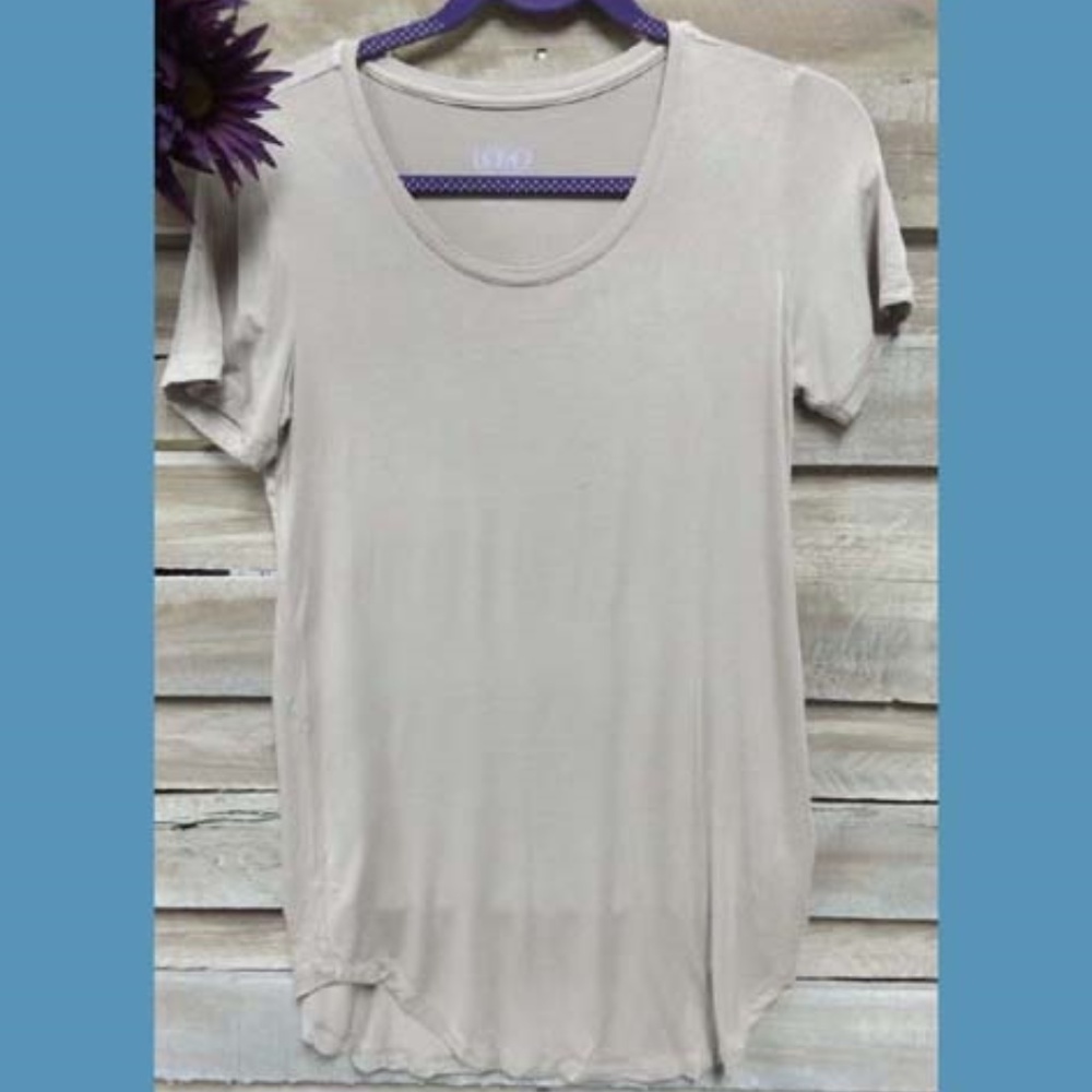 Short Sleeve Scoop Neck Top Curved Hem XS